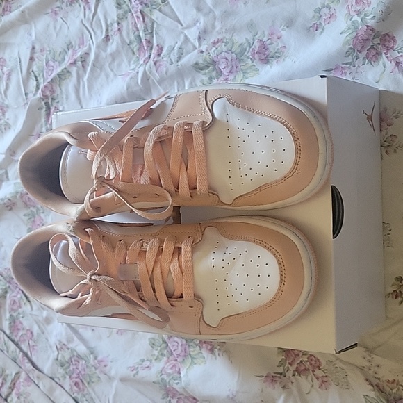 Jordan 1 Low - Picture 2 of 5